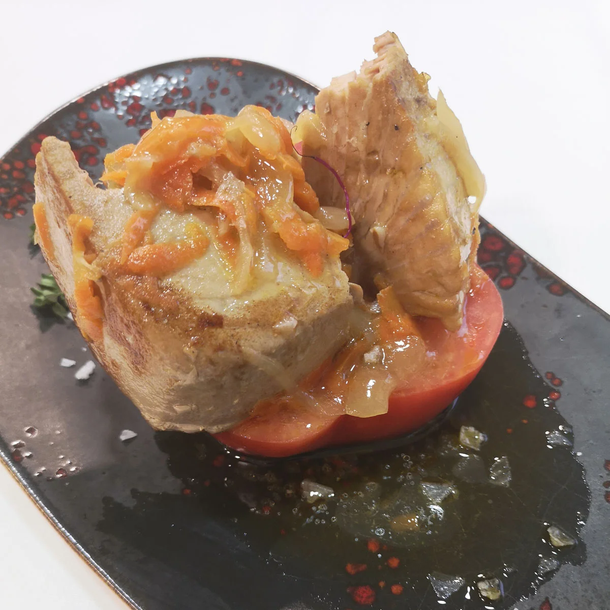 Ensalada de tomate rosa con taco de atún en escabeche citrico