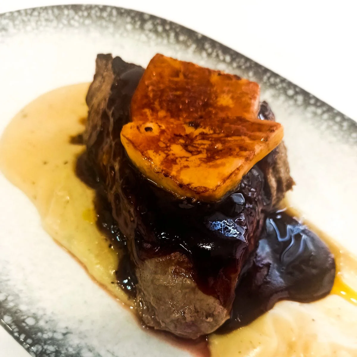 Solomillo de ternera con foie y reducción de oporto