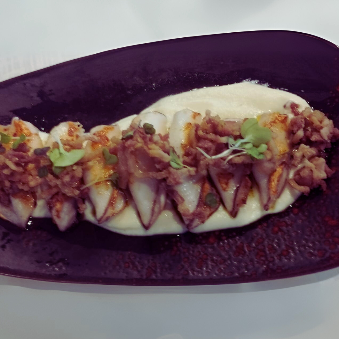 CHIPIRONES A LA PLANCHA SOBRE BASE CREMOSA CON CRUJIENTE DE PANCETA Y